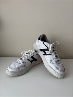 HOFF Grand Central White Low-Top Sneakers Black Detail Women’s 9 EUC